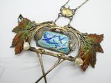 un collier sur lequel est représenté un oiseau