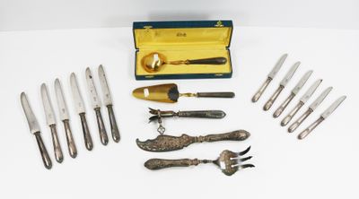 a lot of knives and knives that are on a table