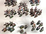 de nombreuses figurines miniatures qui sont exposées