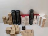 beaucoup de cartons et de colis sur la table