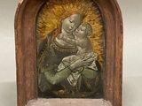 tableau représentant une femme tenant un enfant dans ses bras, dans un cadre en bois