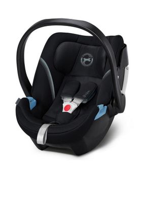 un gros plan d'un siège auto pour bébé sur fond blanc