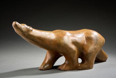 une image représentant une sculpture d'un ours polaire sur une surface grise