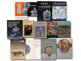 plusieurs livres sont empilés sur une surface blanche