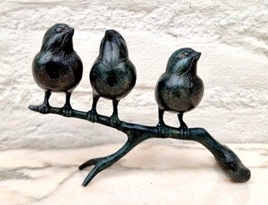 Art Moderne : Sujet zoomorphe délicat, figurant trois oiseau…