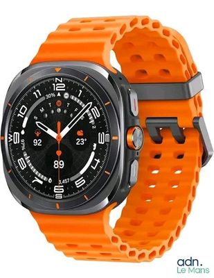 une montre orange avec un cadran noir sur fond blanc