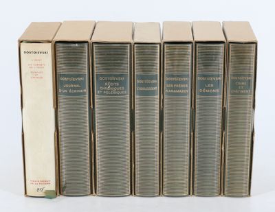 six livres sont alignés sur une surface blanche