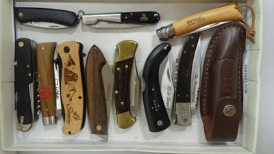 de nombreux types de couteaux différents dans une boîte