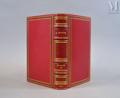 un vieux livre rouge aux tranches dorées posé sur une table