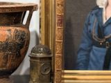 un tableau représentant une femme en robe bleue à côté d'un vase