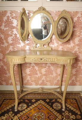 une table avec un miroir posé dessus