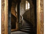 une image représentant un tableau représentant un escalier, dans un cadre doré