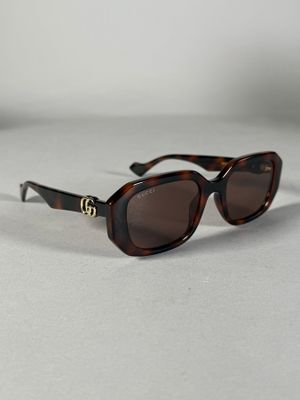 une paire de lunettes de soleil marron posée sur une table