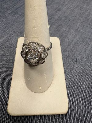 un gros plan d'une bague posée sur un présentoir, sur une table