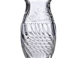 un vase en verre avec un motif sur une surface blanche
