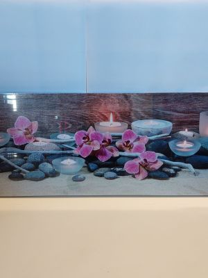 une photo d'une photo représentant des bougies et des fleurs posées sur la table