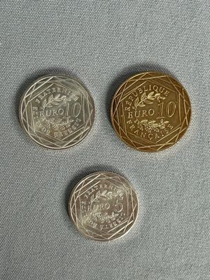 trois pièces différentes posées sur une table, l'une à côté de l'autre