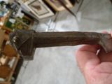 une personne tenant un couteau à la main dans un magasin