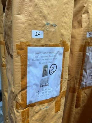 de nombreux sacs de nourriture posés sur une étagère dans un magasin