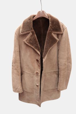 une photo d'un manteau suspendu à un cintre