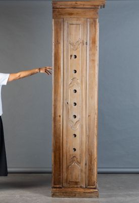 une femme debout à côté d'une grande armoire