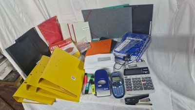 une table sur laquelle se trouvent de nombreux objets différents