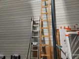 une échelle appuyée contre un mur dans un entrepôt