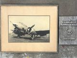 une photo d'un vieil avion exposé à côté d'une plaque