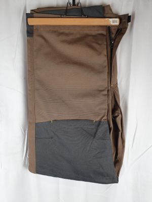 un sac accroché au mur à l'aide d'un cintre en bois