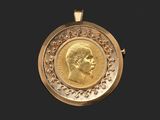 gros plan d'une pièce d'or portant un visage de femme