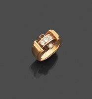 une bague en or 18 carats et diamants, signée Van Cleef