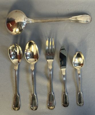 a lot of spoons and spoons that are on the table