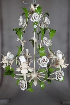 Suspension en métal vert et blanc à décor de roses blanches …