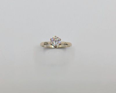 gros plan d'une bague en diamant sur une surface blanche