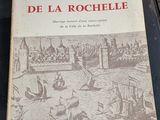 un livre posé sur une table