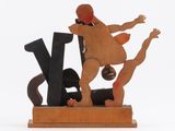 une image représentant une sculpture en bois d'un homme et d'une femme jouant avec un ballon