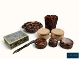 un grand nombre d'objets posés sur une surface blanche