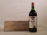 une bouteille de vin posée à côté d'une caisse en bois