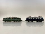 deux petits trains assis côte à côte sur une surface blanche