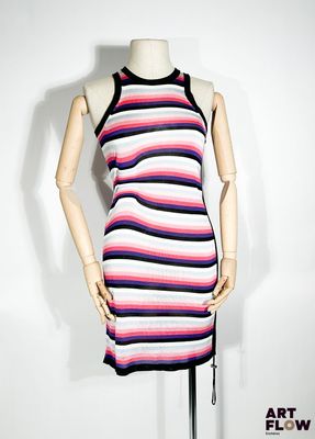 Le mannequin porte une robe multicolore sur son socle.