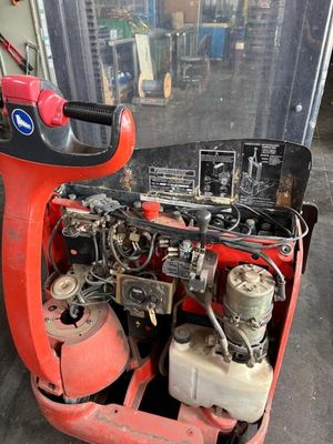 une machine rouge qui est garée dans le garage