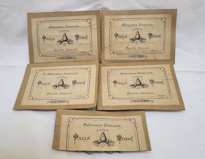 quatre cartes sur lesquelles figure l'image d'un avion, posées sur une table