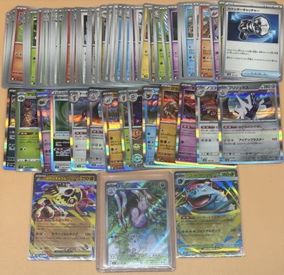 plusieurs types de cartes pokemon sur la table