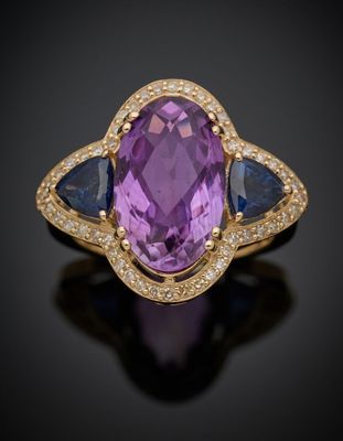 une bague en améthorate, saphir et diamant