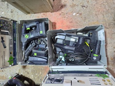 deux ordinateurs portables ouverts posés par terre