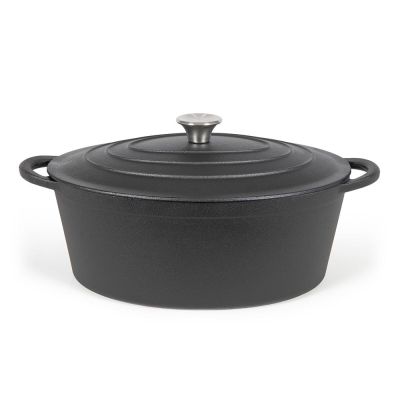 une cocotte noire avec un couvercle sur fond blanc