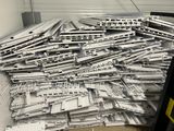 un gros tas de pièces métalliques dans un entrepôt