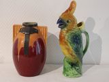 deux vases posés l'un à côté de l'autre sur une table
