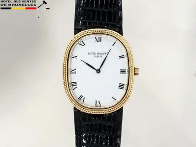une image d'un gros plan d'une montre-bracelet avec des chiffres romains