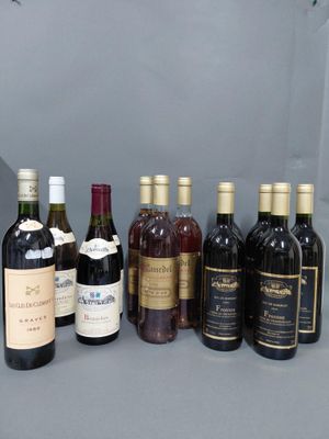 plusieurs bouteilles de vin sont alignées sur une table